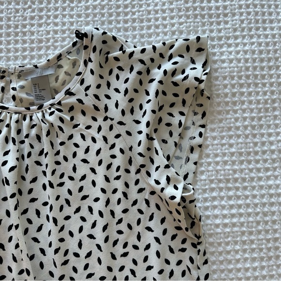 H&M Blouse Women’s Size S White Black Dot Print Flutter Cap Sleeve Lightweight - Picture 6 of 10
